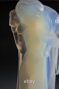 Figurine en verre opalescent Art Déco Etling Femme avec Agneau 27 CM