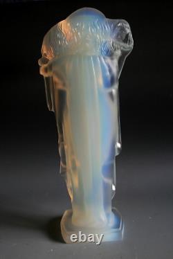 Figurine en verre opalescent Art Déco Etling Femme avec Agneau 27 CM