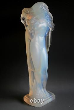 Figurine en verre opalescent Art Déco Etling Femme avec Agneau 27 CM