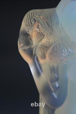 Figurine en verre opalescent Art Déco Etling Femme avec Agneau 27 CM