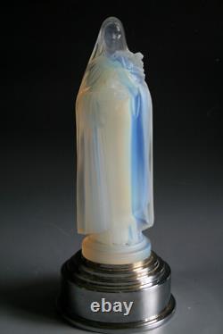 Figurine en verre opalescent Etling St Thérèse Art Déco vers 1930