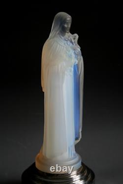 Figurine en verre opalescent Etling St Thérèse Art Déco vers 1930