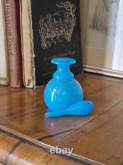Flacon de parfum antique en verre opalin bleu français de l'époque victorienne avec motif doré