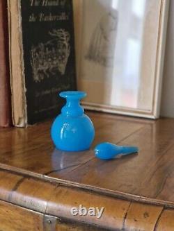 Flacon de parfum antique en verre opalin bleu français de l'époque victorienne avec motif doré