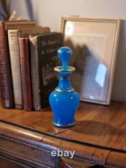 Flacon de parfum en verre opaline bleu français de l'époque victorienne avec motifs de bordure dorée