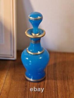 Flacon de parfum en verre opaline bleu français de l'époque victorienne avec motifs de bordure dorée