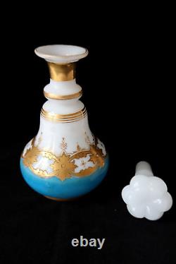 Flacon de parfum en verre opaline doré français antique (Baccarat) vers 1830