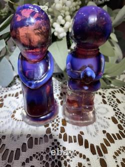 Garçon et fille s'embrassant en opalescent prune Fenton, difficile à trouver