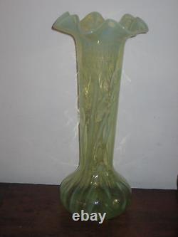 Grand vase britannique opalescent et en vaseline vers 1900
