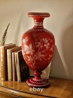 Grand vase en verre opalin à superposition d'intaille camée victorien antique de Stourbridge