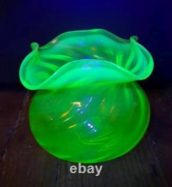 Grand vase opalescent en uranium vaseline vert Wrythen Art Déco, parfait