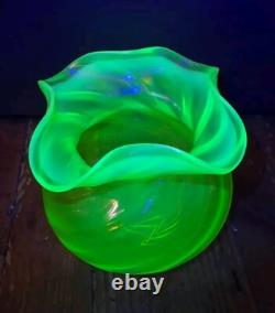 Grand vase opalescent en uranium vaseline vert Wrythen Art Déco, parfait