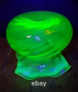 Grand vase opalescent en uranium vaseline vert Wrythen Art Déco, parfait