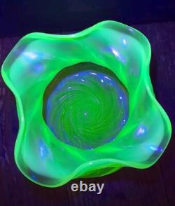 Grand vase opalescent en uranium vaseline vert Wrythen Art Déco, parfait