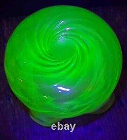 Grand vase opalescent en uranium vaseline vert Wrythen Art Déco, parfait