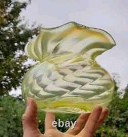 Grand vase opalescent en uranium vaseline vert Wrythen Art Déco, parfait