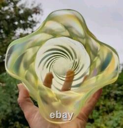 Grand vase opalescent en uranium vaseline vert Wrythen Art Déco, parfait
