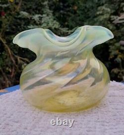 Grand vase opalescent en uranium vaseline vert Wrythen Art Déco, parfait