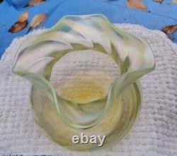 Grand vase opalescent en uranium vaseline vert Wrythen Art Déco, parfait