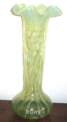 Grand vase opalescent et vaseline britannique vers 1900