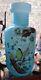 Grand Vase Opaline Bleu Ancien De Style Art Nouveau Avec Un Oiseau Et Des Fleurs Blanches En Forme De Vase