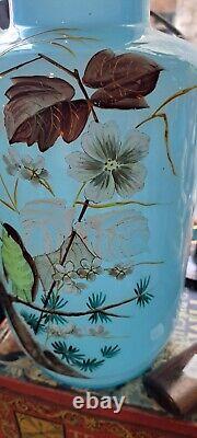 Grand vase opaline bleu ancien de style Art Nouveau avec un oiseau et des fleurs blanches en forme de vase