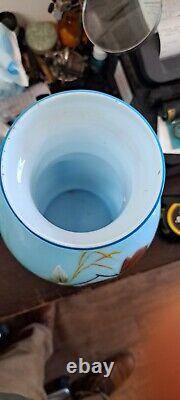 Grand vase opaline bleu ancien de style Art Nouveau avec un oiseau et des fleurs blanches en forme de vase