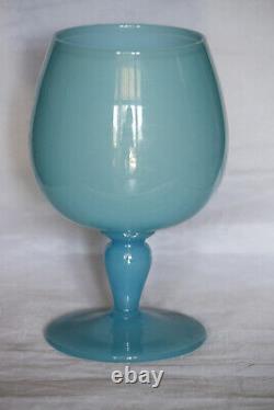 Grand verre à cognac en opaline bleu turquoise de marque Portieux, de style vintage, de 22cm de hauteur (8.6in).