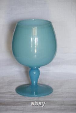 Grand verre à cognac en opaline bleu turquoise de marque Portieux, de style vintage, de 22cm de hauteur (8.6in).