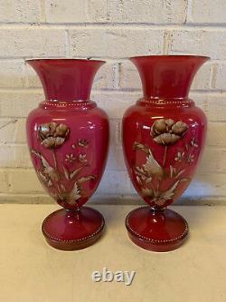 Grande Paire Antique De Vases En Verre Casé Opaline Avec Décoration Florale En Émail