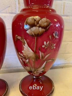 Grande Paire Antique De Vases En Verre Casé Opaline Avec Décoration Florale En Émail