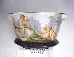 Grande coupe à punch en opaline de Baccarat avec Putti en jeu par Jean-François Robert, milieu du XIXe siècle