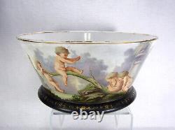 Grande coupe à punch en opaline de Baccarat avec Putti en jeu par Jean-François Robert, milieu du XIXe siècle