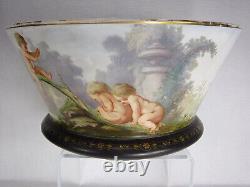 Grande coupe à punch en opaline de Baccarat avec Putti en jeu par Jean-François Robert, milieu du XIXe siècle