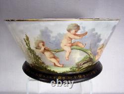 Grande coupe à punch en opaline de Baccarat avec Putti en jeu par Jean-François Robert, milieu du XIXe siècle