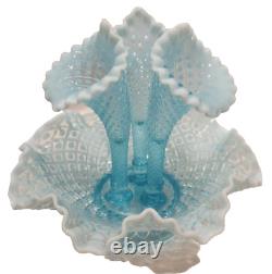Grande épergne de fleurs opalescentes bleu mer en dentelle de diamant Fenton de collection