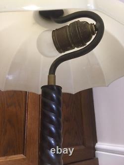 Impressionnante lampe Art Déco originale avec design de parapluie et abat-jour en verre opalin