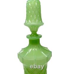 Incroyable carafe en verre opaline verte française motif diamant de 14 pouces de hauteur