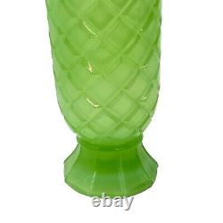 Incroyable carafe en verre opaline verte française motif diamant de 14 pouces de hauteur