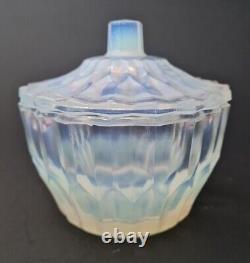 Jarre couverte en verre art opalin avec une teinte bleutée Sabino France Art Déco 1928