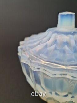 Jarre couverte en verre art opalin avec une teinte bleutée Sabino France Art Déco 1928
