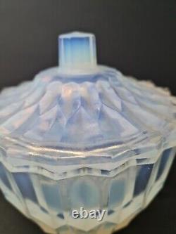 Jarre couverte en verre art opalin avec une teinte bleutée Sabino France Art Déco 1928