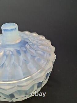 Jarre couverte en verre art opalin avec une teinte bleutée Sabino France Art Déco 1928