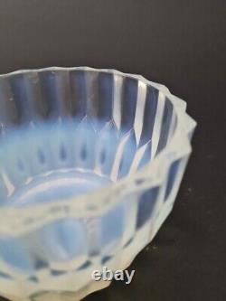Jarre couverte en verre art opalin avec une teinte bleutée Sabino France Art Déco 1928