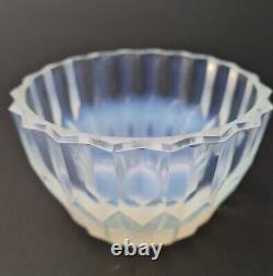 Jarre couverte en verre art opalin avec une teinte bleutée Sabino France Art Déco 1928
