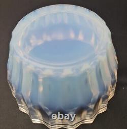 Jarre couverte en verre art opalin avec une teinte bleutée Sabino France Art Déco 1928