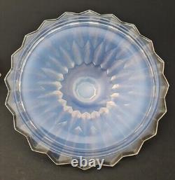 Jarre couverte en verre art opalin avec une teinte bleutée Sabino France Art Déco 1928