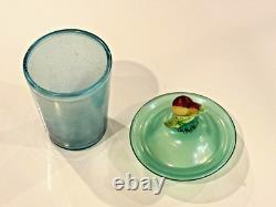 Jarre couverte en verre d'art opalin Steuben en soie antique avec un couvercle en forme de fruit