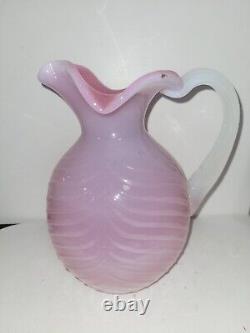 Jarre en verre opalescent rose victorien de 9 pouces B20