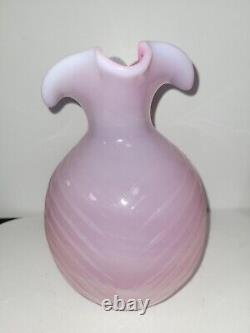 Jarre en verre opalescent rose victorien de 9 pouces B20